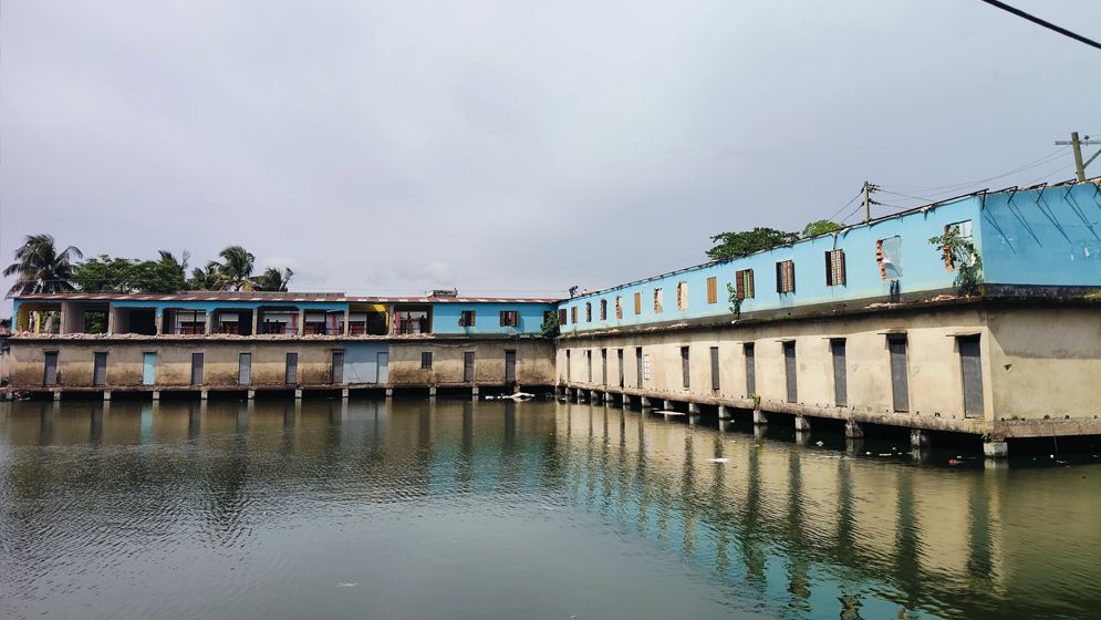 কলমাকান্দায় পুকুরের ওপর নির্মিত অনুমোদনহীন ভবন ভাঙা শুরু