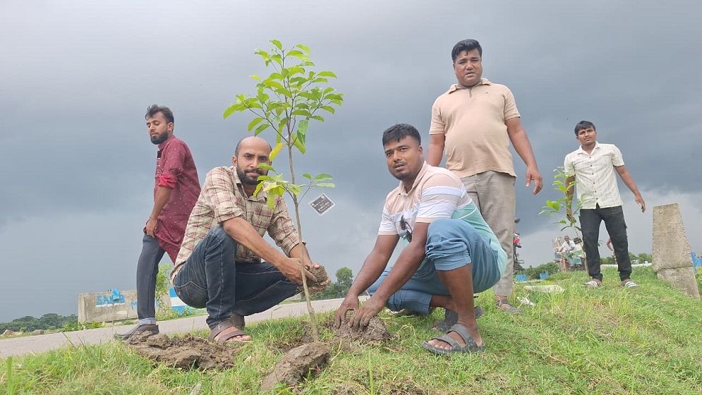 প্রতিষ্ঠাবার্ষিকীতে গাছ লাগিয়ে সবুজ বাংলাদেশের বার্তা যুব অধিকার পরিষদের