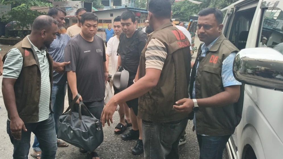 কক্সবাজারে ২ হাজার আইফোন ও ল্যাপটপসহ প্রতারক চক্রে জড়িত ৬ চীনা নাগরিক গ্রেপ্তার