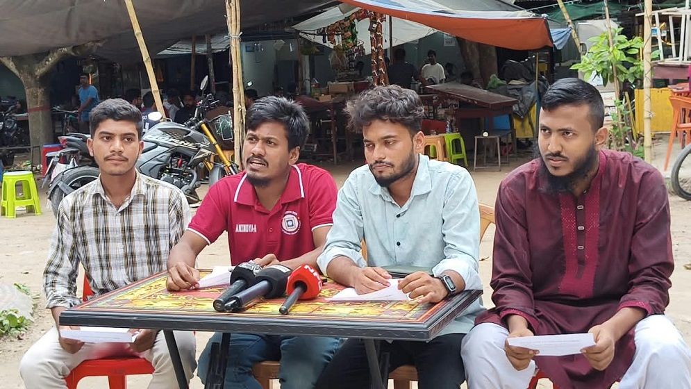 রাবি স্টেশন সংস্কার ও সকল ট্রেনের যাত্রাবিরতিসহ ৫ দাবি শিক্ষার্থীদের