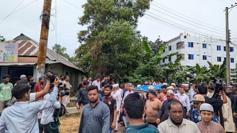 সবাইকে কাঁদিয়ে চিরনিদ্রায় শায়িত অপ্রতিম