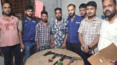 হাটহাজারীতে পুলিশের অভিযানে অস্ত্র-গুলি ও অস্ত্র তৈরির সরঞ্জামসহ গ্রেপ্তার ২