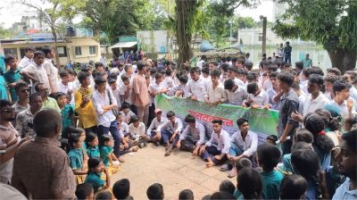 ছয় দফা দাবিতে কলমাকান্দায় শিক্ষার্থী-শিক্ষকদের ইউএনও কার্যালয়ের সামনে অবস্থান