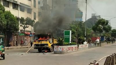 মিরপুরে ফুটপাত উচ্ছেদ অভিযানে বাধা, সিটি করপোরেশনের গাড়িতে আগুন