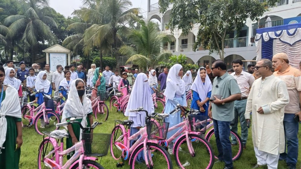 বগুড়ায় শতাধিক শিক্ষার্থীদের মাঝে বিনামূল্যে বাইসাইকেল বিতরণ