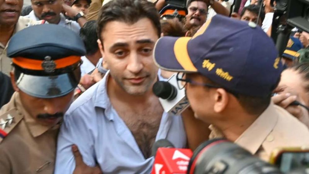 ভারতে বিক্ষোভ ঘিরে অভিনেতা ইমরান খান আটক