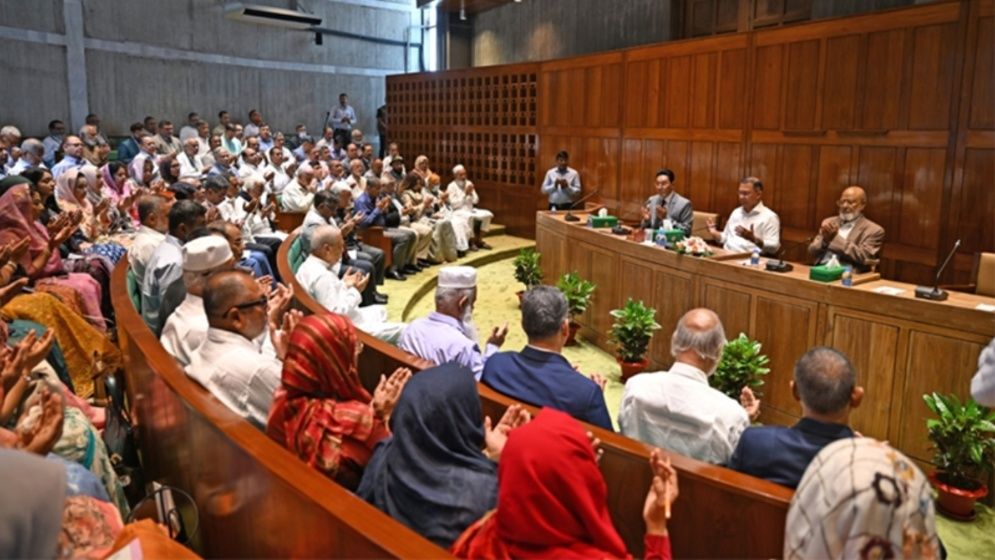 সংসদ ভবনে সরকারদলীয় এমপিদের সভা শুরু