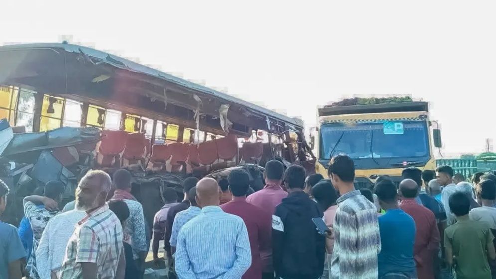 রংপুরে দাঁড়িয়ে থাকা ট্রাকে বাসের ধাক্কা, নিহত বেড়ে ৪