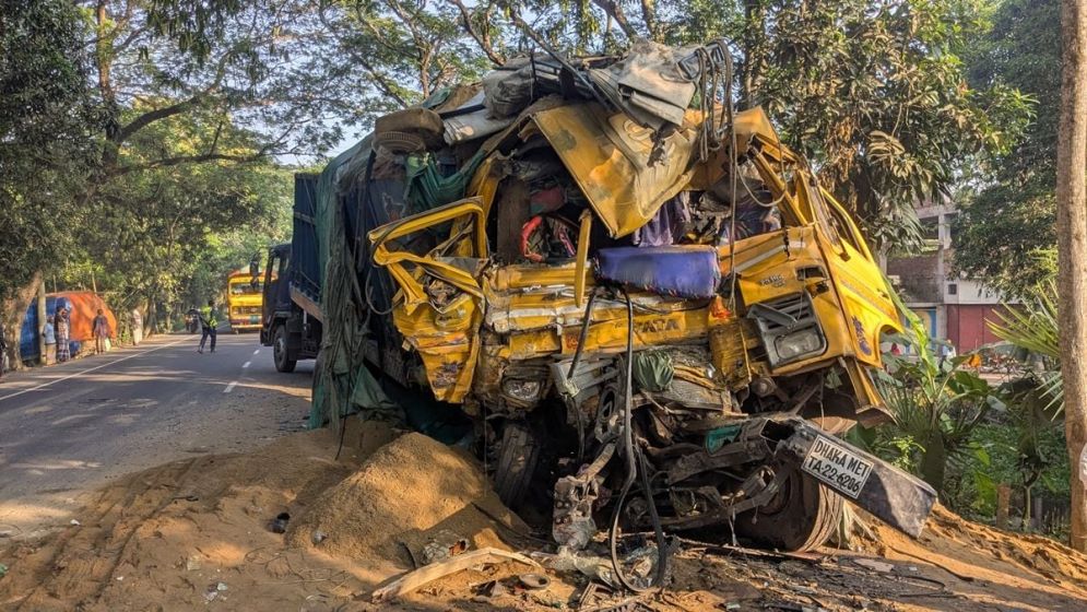 নাটোরে বাস-ট্রাক সংঘর্ষে নিহত ১৪