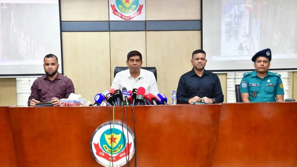 মাদক অভিযানে পিস্তল হাতে ইশরাক, আইনের ব্যত্যয় হলে ‘ব্যবস্থা নেবে পুলিশ’: ডিবি