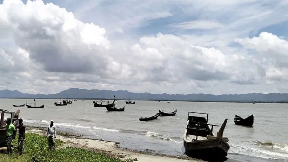 নাফ নদীতে ভাসমান অবস্থায় গুলিবিদ্ধ অজ্ঞাত ব্যক্তির মৃতদেহ উদ্ধার