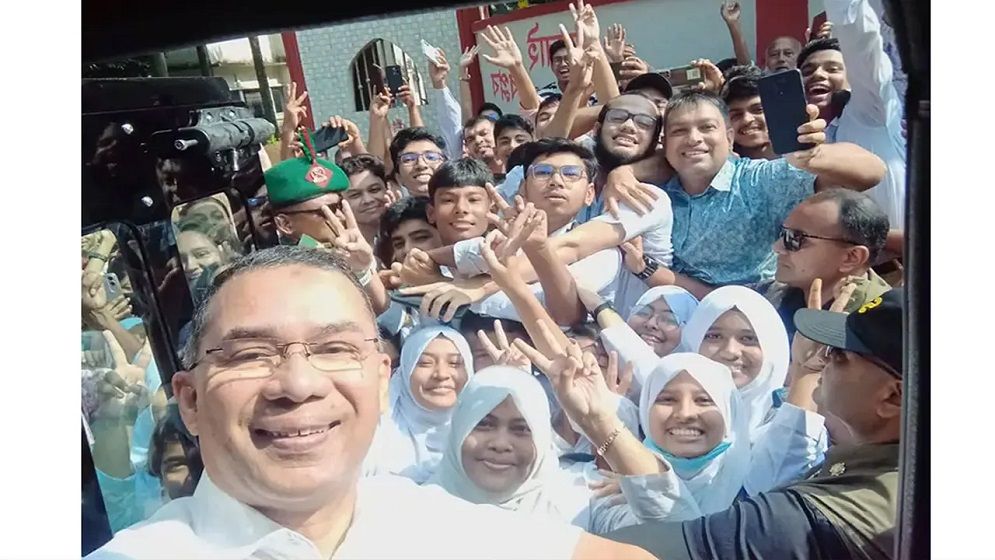 পূজামণ্ডপ পরিদর্শনে গিয়ে শিক্ষার্থীদের সঙ্গে সময় কাটালেন প্রধানমন্ত্রী