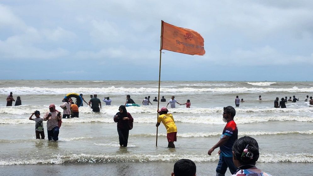 হিমছড়ি সৈকতে ডুবে ৩ পর্যটকের মৃত্যু