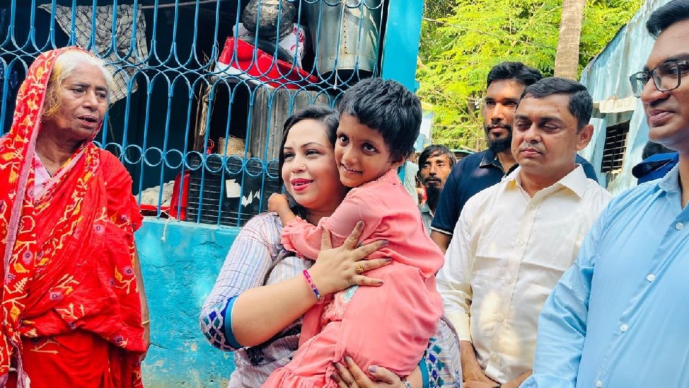 মানবিকতার উজ্জ্বল দৃষ্টান্ত স্থাপন করলেন ভিক্ষুক নারী, সোহানার দায়িত্ব নিলেন জেলা প্রশাসক