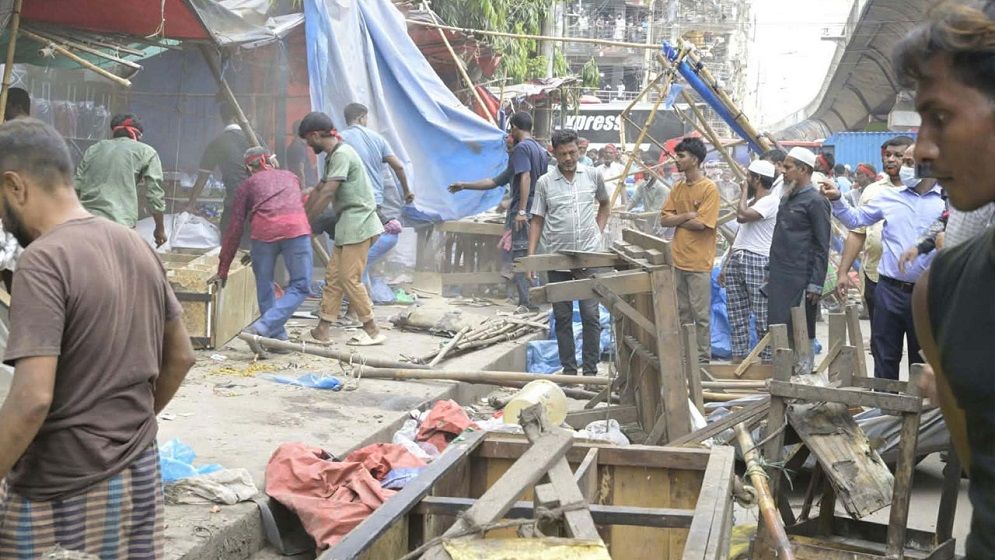 গুলিস্তানে শতাধিক অবৈধ দোকান উচ্ছেদ