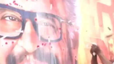 রজনীকান্তের পোস্টারে দুধ ঢেলে ভক্তদের পূজা