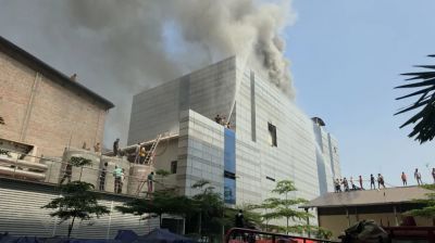 ড্রাগ ইন্টারন্যাশনালের আগুন নিয়ন্ত্রণে বেগ পেতে হচ্ছে দমকল বাহিনীকে