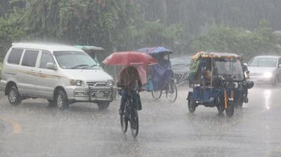 বৃষ্টিতে ভিজল সকালের ঢাকা