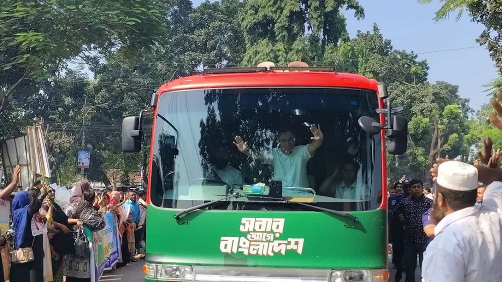 সৈয়দপুরে রাস্তায় দাঁড়িয়ে বিএনপি নেতাকর্মীদের ফুলেল শুভেচ্ছা