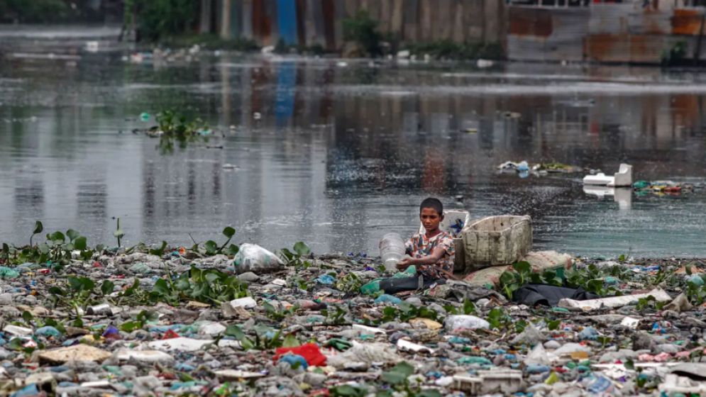 প্লাস্টিকে ডুবছে নদী