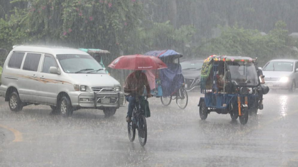 বৃষ্টিতে ভিজল সকালের ঢাকা