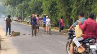 খাগড়াছড়ি-রাঙ্গামাটিতে আধাবেলা অবরোধ, সড়কে টায়ার জ্বালিয়ে বিক্ষোভ