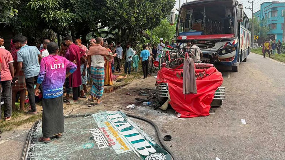 ময়মনসিংহে অটোরিকশায় বাসের চাপা, নারী-শিশুসহ নিহত ৭
